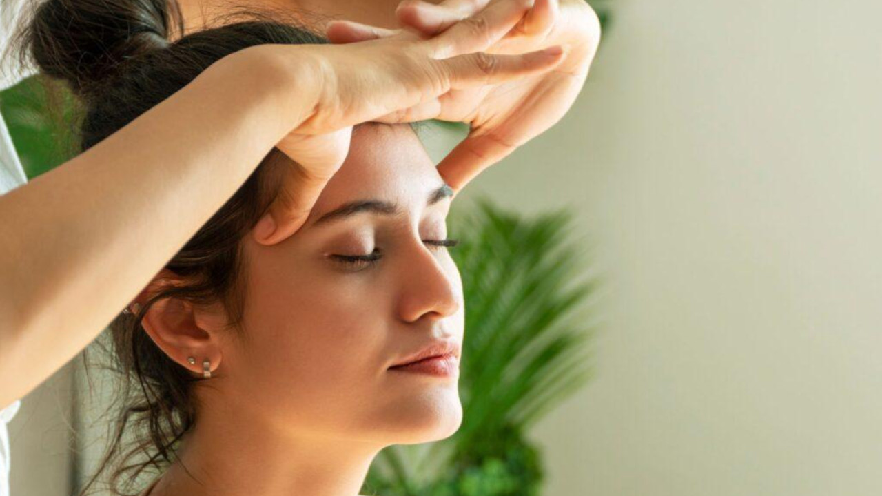 What is Champissage Massage? The Benefits and What It's Good For